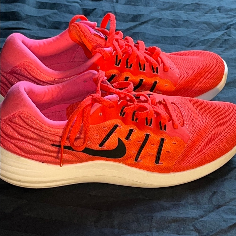 Women’s Size 7 NIKE LUNARSTELOS SHOES
